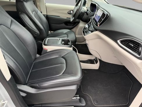 Used 2024 Chrysler Pacifica Touring-L image 9