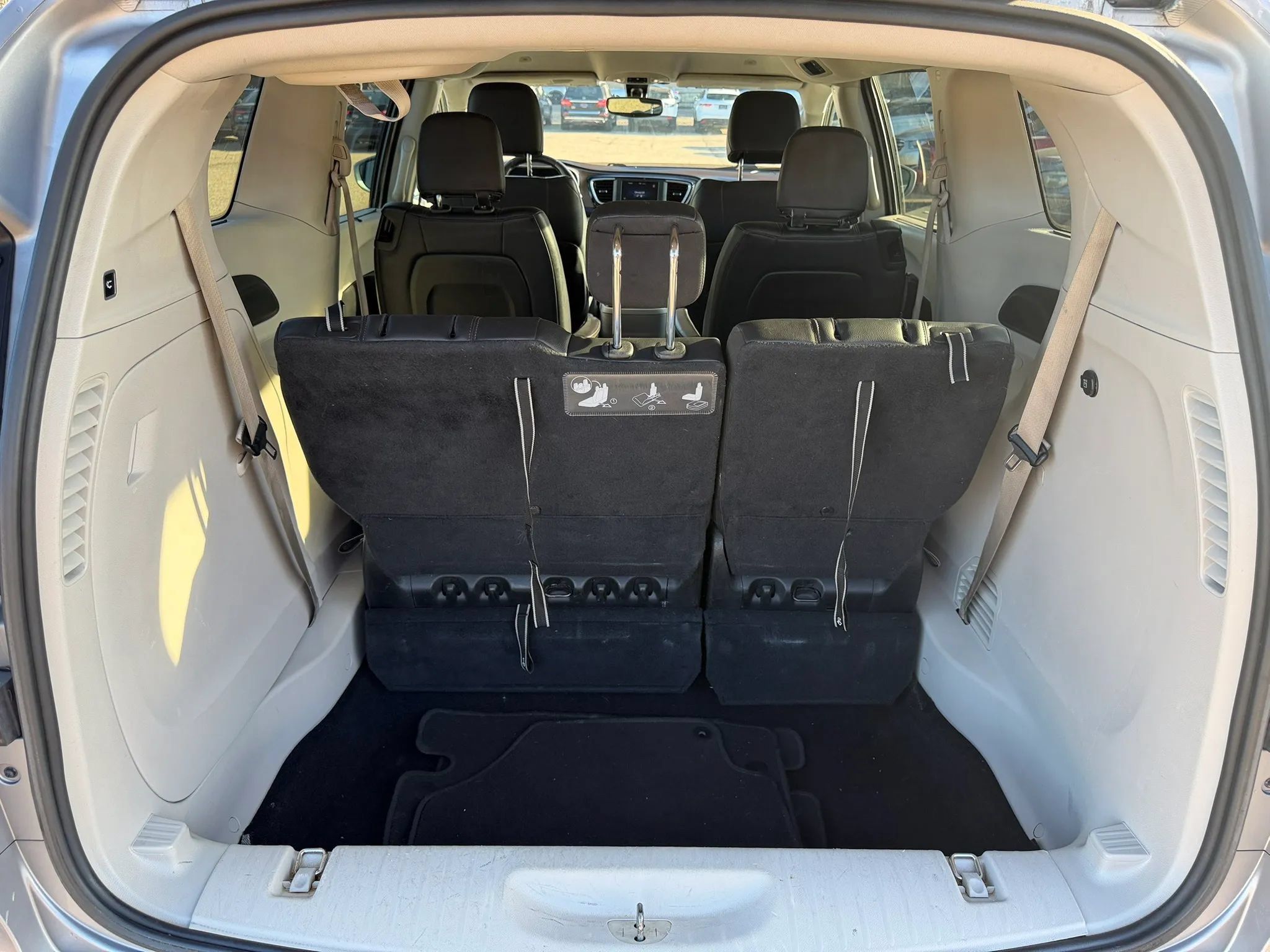 Used 2019 Chrysler Pacifica Touring-L FWD image 17