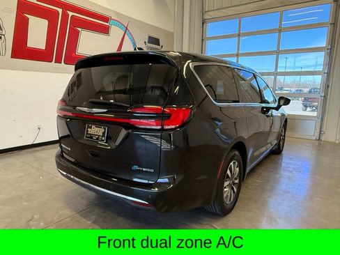 Used 2023 Chrysler Pacifica Touring-L image 4