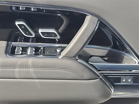 Certified 2025 Land Rover Range Rover SE image 29