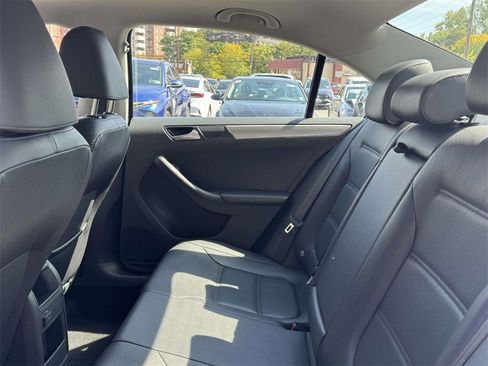Used 2016 Volkswagen Jetta SE image 9
