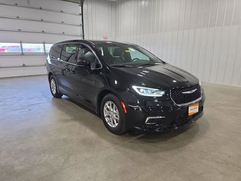 Used 2025 Chrysler Pacifica Select FWD image 2