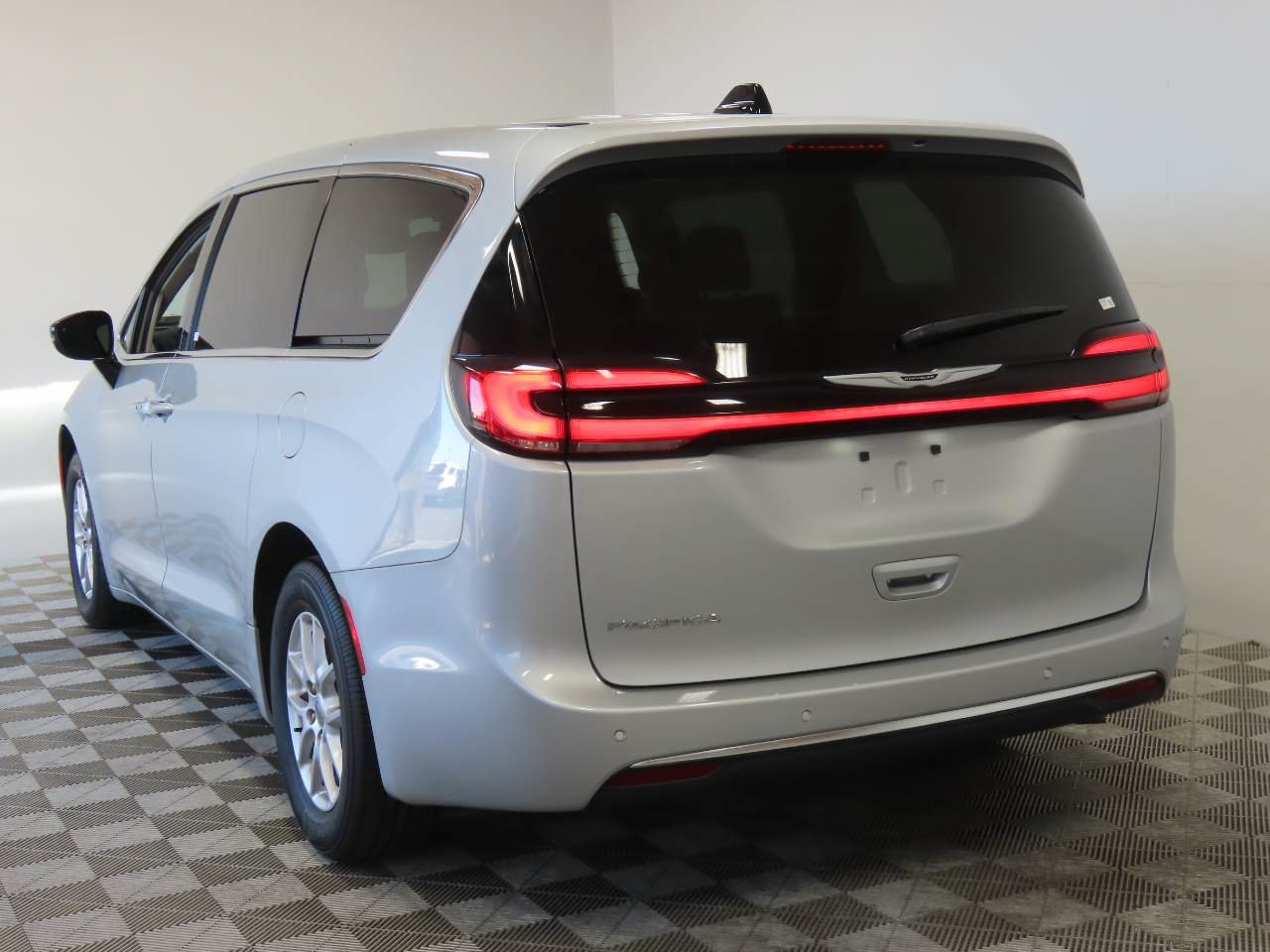 Used 2024 Chrysler Pacifica Touring-L FWD image 3