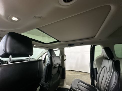 Used 2023 Chrysler Pacifica Limited FWD image 12