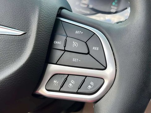 Used 2022 Chrysler Pacifica Touring-L FWD image 21