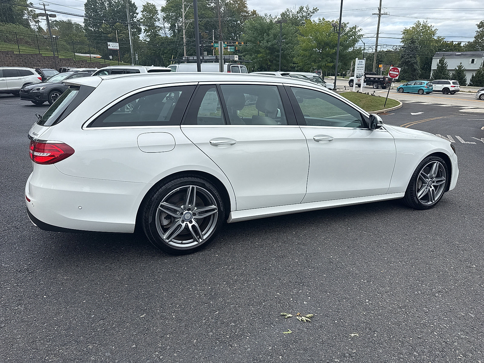 Used 2017 Mercedes-Benz E 400 4MATIC Wagon image 4