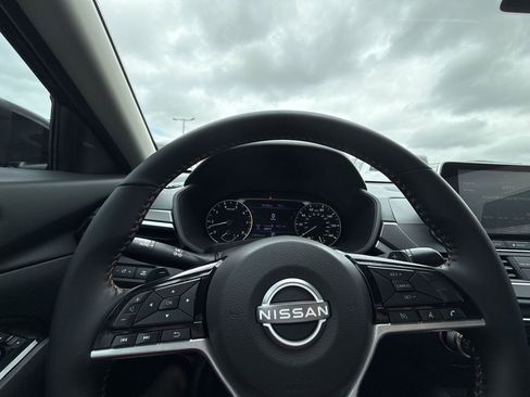 Used 2025 Nissan Altima 2.5 SR image 17