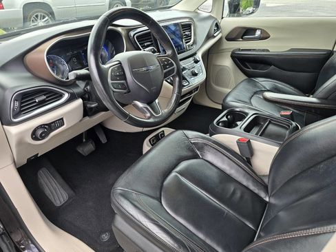 Used 2017 Chrysler Pacifica Touring-L FWD image 11