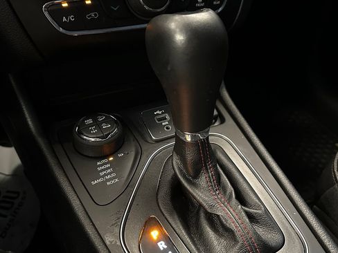 Used 2022 Jeep Cherokee Trailhawk AWD/4WD image 17