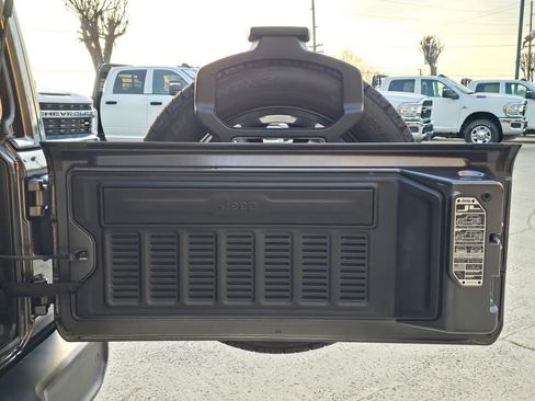 Used 2025 Jeep Wrangler Unlimited Sahara w/ Safety Group image 16