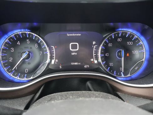 Used 2017 Chrysler Pacifica Touring-L Plus w/ Tire & Wheel Group image 18