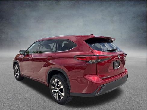 Used 2020 Toyota Highlander XLE FWD image 3