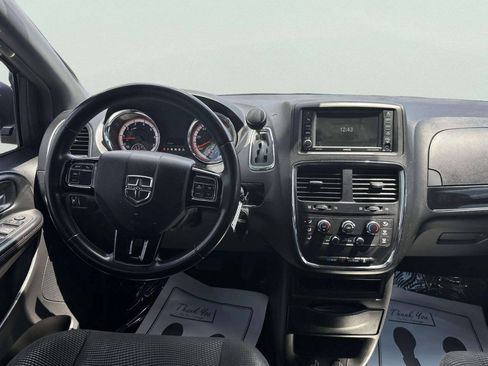 Used 2020 Dodge Grand Caravan SE FWD image 18