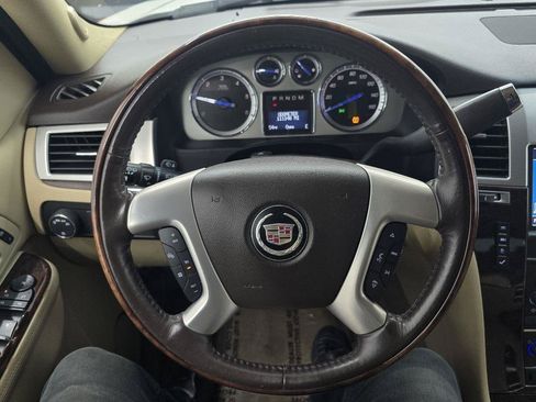 Used 2013 Cadillac Escalade Luxury RWD image 25