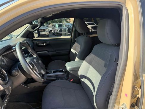 Used 2018 Toyota Tacoma TRD Off-Road AWD/4WD image 11