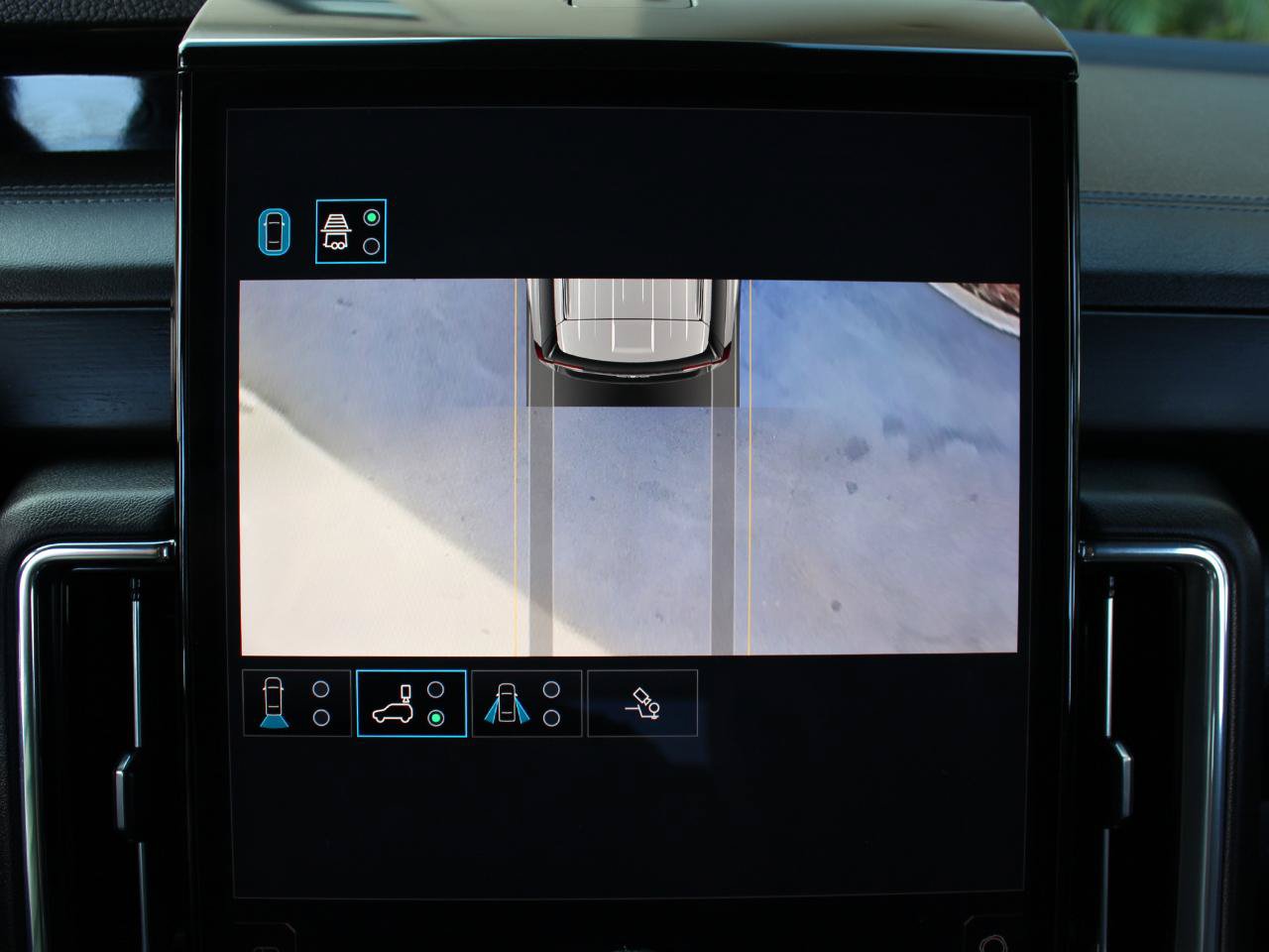Used 2025 GMC Yukon Denali RWD image 27