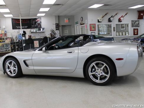 Used 2004 Chevrolet Corvette w/ Preferred Equipment Group image 8