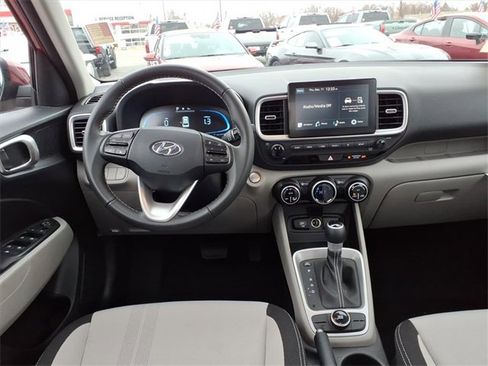 Used 2025 Hyundai Venue SEL image 18