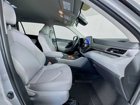 Used 2023 Toyota Highlander LE image 30