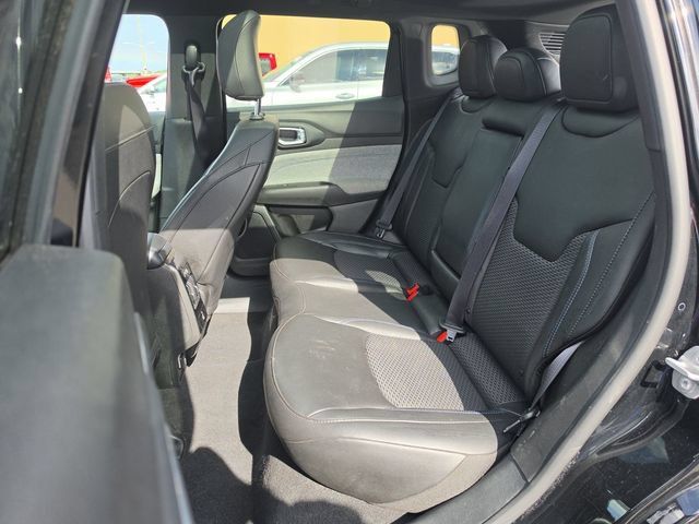 Used 2025 Jeep Compass Latitude w/ Sun & Sound Group AWD/4WD image 12