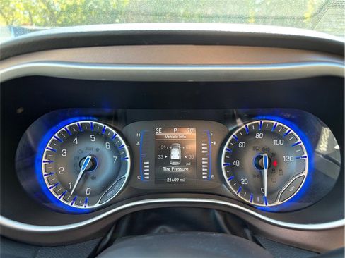 Used 2023 Chrysler Voyager LX image 23