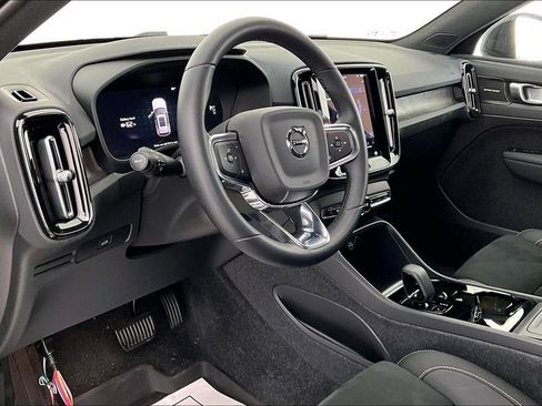 Used 2024 Volvo XC40 Recharge Ultimate w/ Protection Package Premier image 17