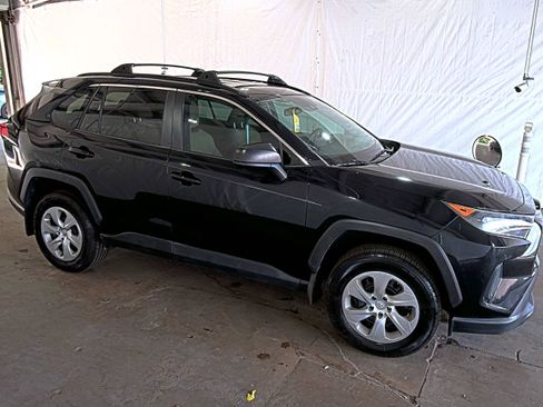 Used 2019 Toyota RAV4 LE FWD image 2