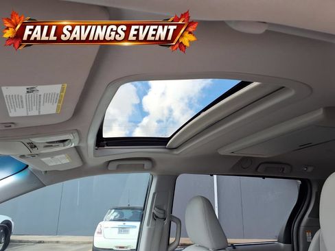 Used 2017 Toyota Sienna XLE Premium FWD image 10