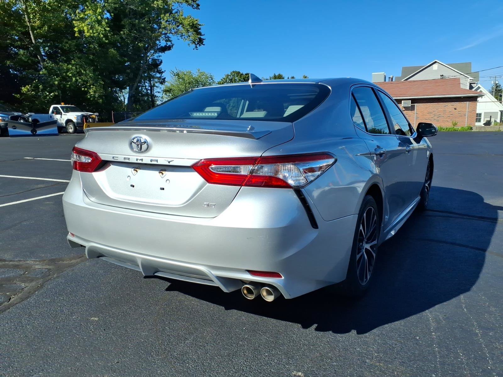 Used 2020 Toyota Camry SE FWD image 4
