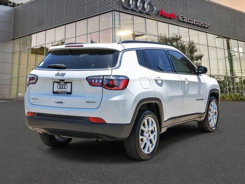 Used 2024 Jeep Compass Latitude w/ Sun and Sound Group AWD/4WD image 4