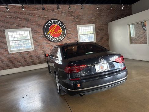 Used 2018 Volkswagen Passat 2.0T SE w/ SE Lighting Package image 16