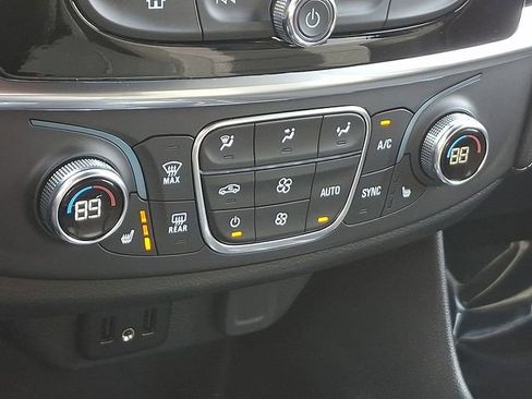 Used 2023 Chevrolet Traverse LT image 20