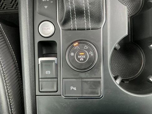 Used 2021 Volkswagen Atlas Cross Sport SE w/ Panoramic Sunroof Package image 27