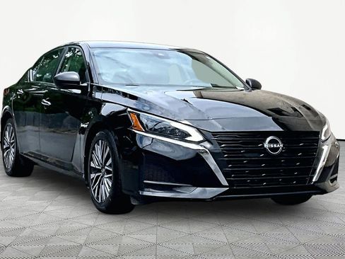 Used 2024 Nissan Altima 2.5 SV FWD image 3