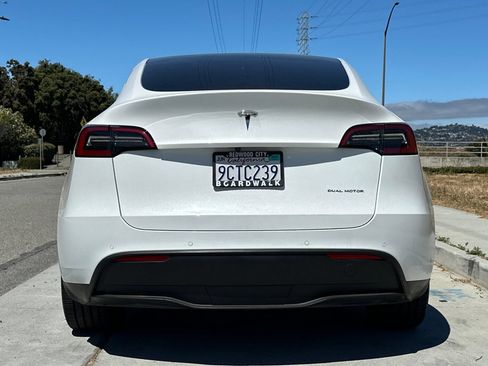 Used 2022 Tesla Model Y Long Range AWD/4WD image 5