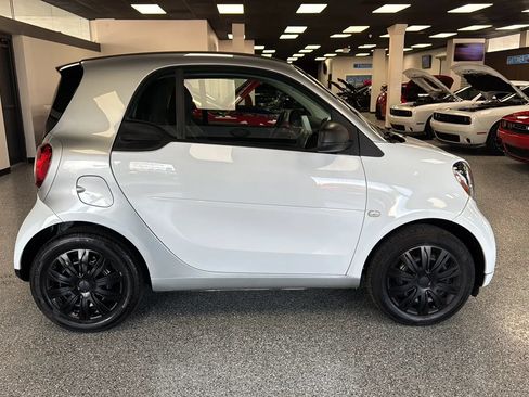 Used 2017 smart fortwo pure RWD image 6