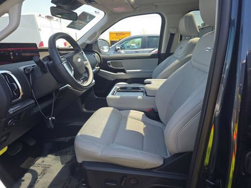 Used 2025 Ford Expedition Platinum w/ Driver's Package AWD/4WD image 13