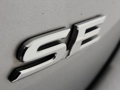 Used 2019 Toyota Camry SE w/ Carpet Mat Package image 33