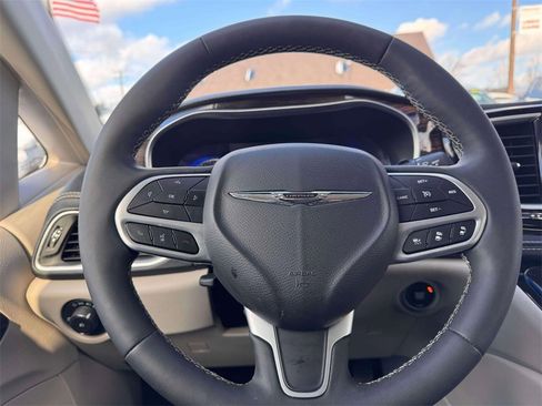 Used 2024 Chrysler Pacifica Limited image 15