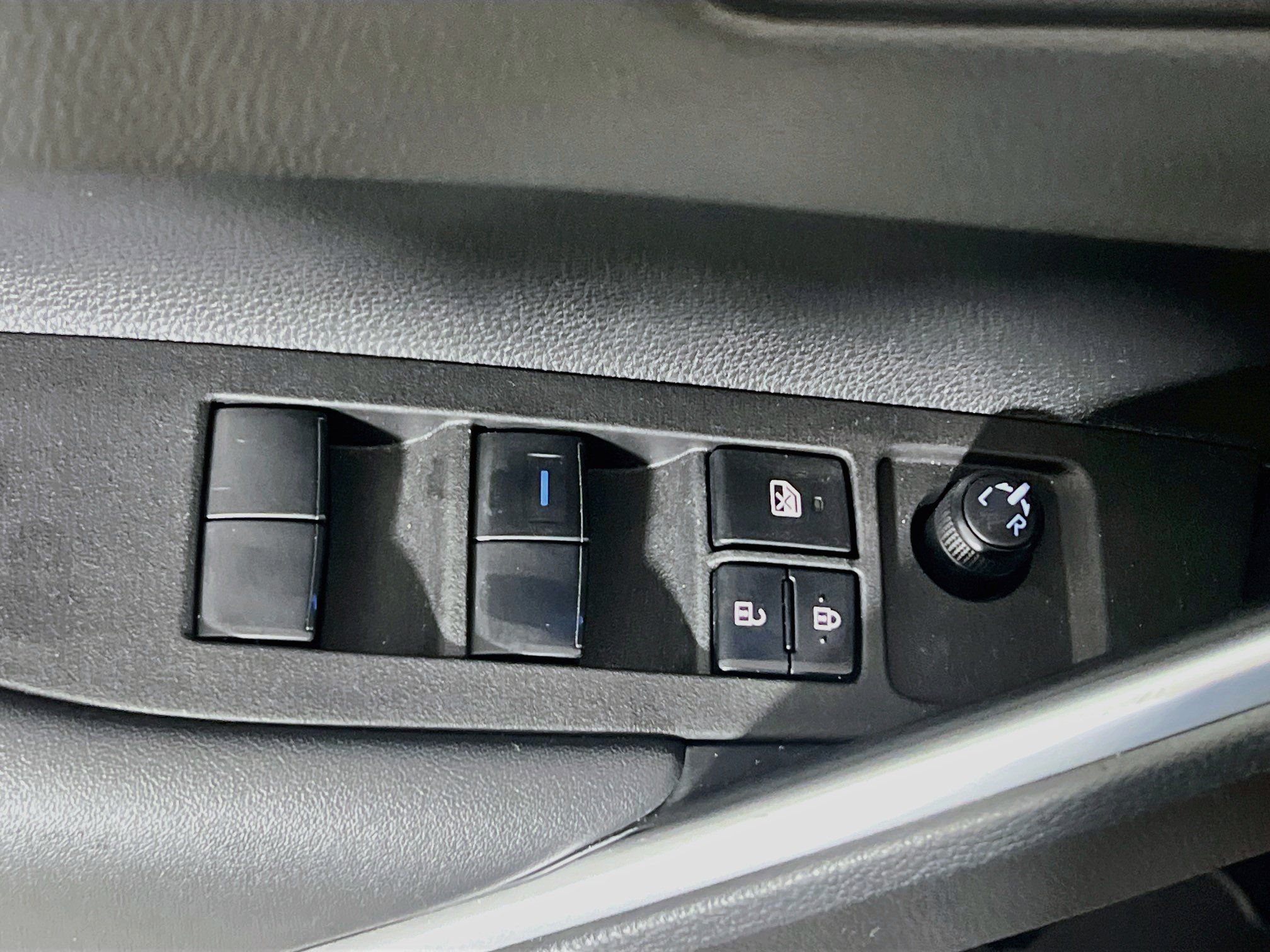 Used 2022 Toyota Corolla Cross XLE w/ Convenience Package FWD image 15