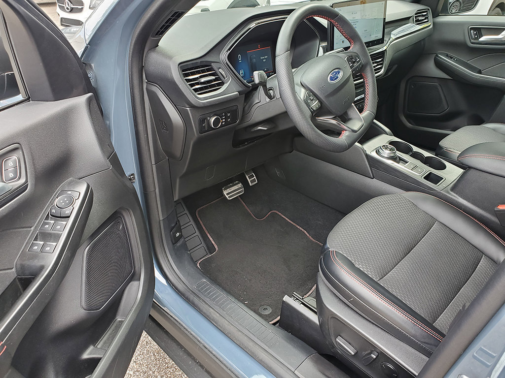 Used 2023 Ford Escape ST-Line w/ Tech Pack #1 FWD image 6