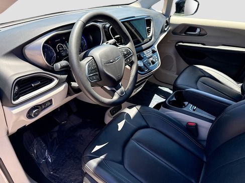 Used 2024 Chrysler Pacifica Touring-L FWD image 26