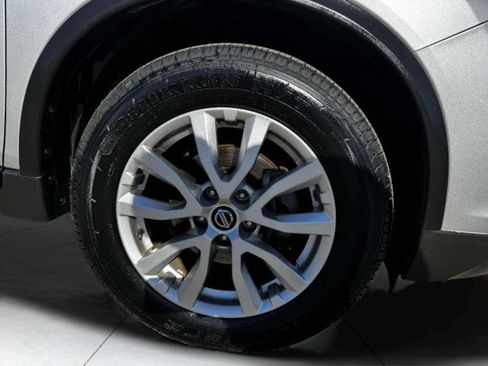 Used 2018 Nissan Rogue SV image 54