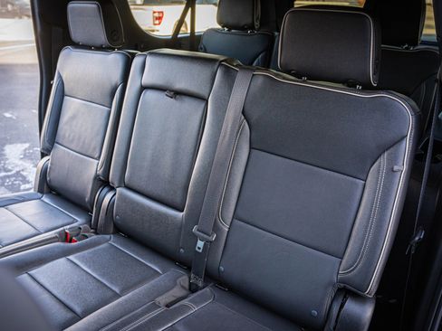 Used 2024 GMC Yukon XL SLT AWD/4WD image 25