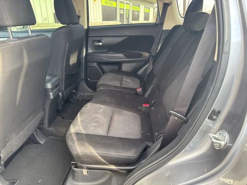 Used 2018 Mitsubishi Outlander ES image 18