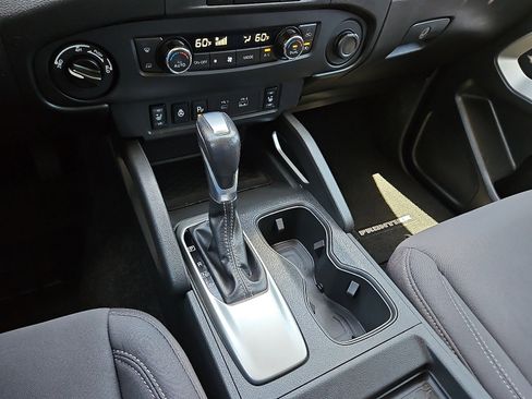 Used 2024 Nissan Frontier SV w/ SV Convenience Package image 11