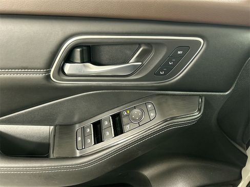 Used 2021 Nissan Rogue SL image 17