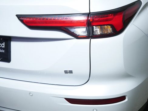 Used 2024 Mitsubishi Outlander SE image 17