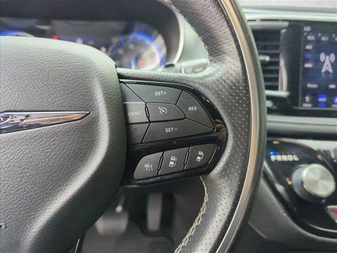 Used 2019 Chrysler Pacifica Limited w/ Advanced Safetytec Group FWD image 18