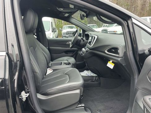 New 2026 Chrysler Pacifica Select image 15